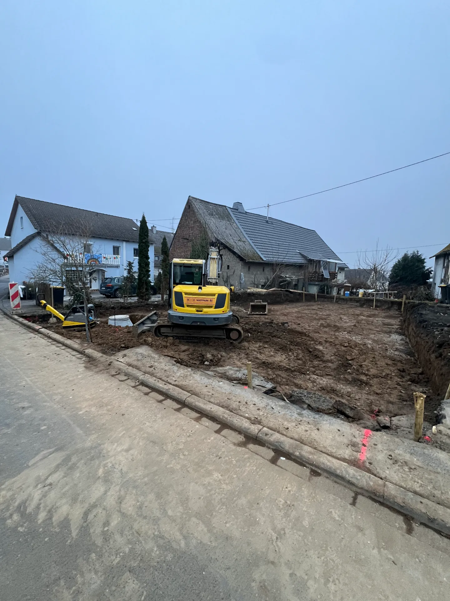 Erdarbeiten und Aushub als Basis für ein Bau- und Außenanlagenprojekt