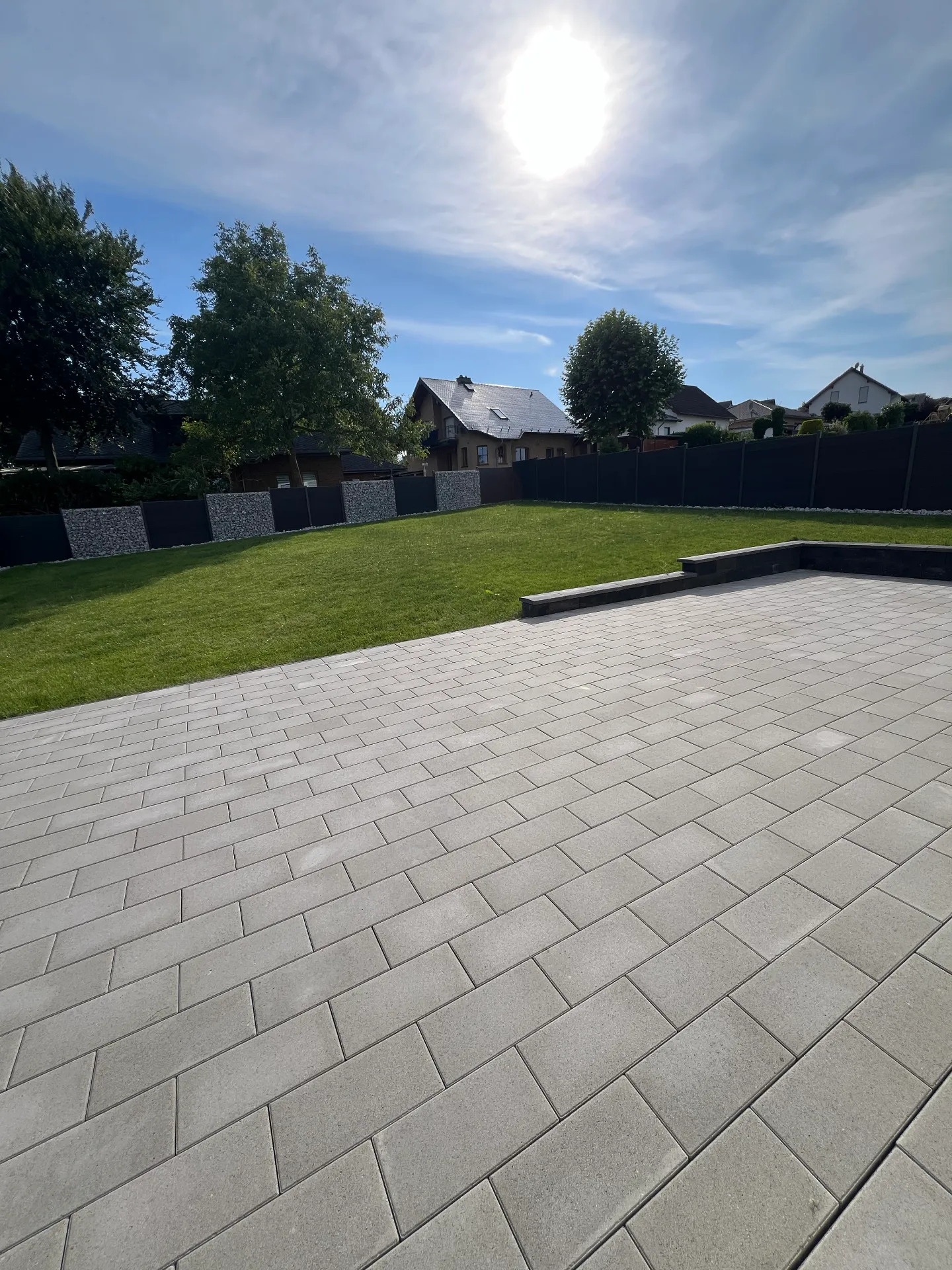 Individuell gestalteter Garten mit Bepflanzung und moderner Außenanlage