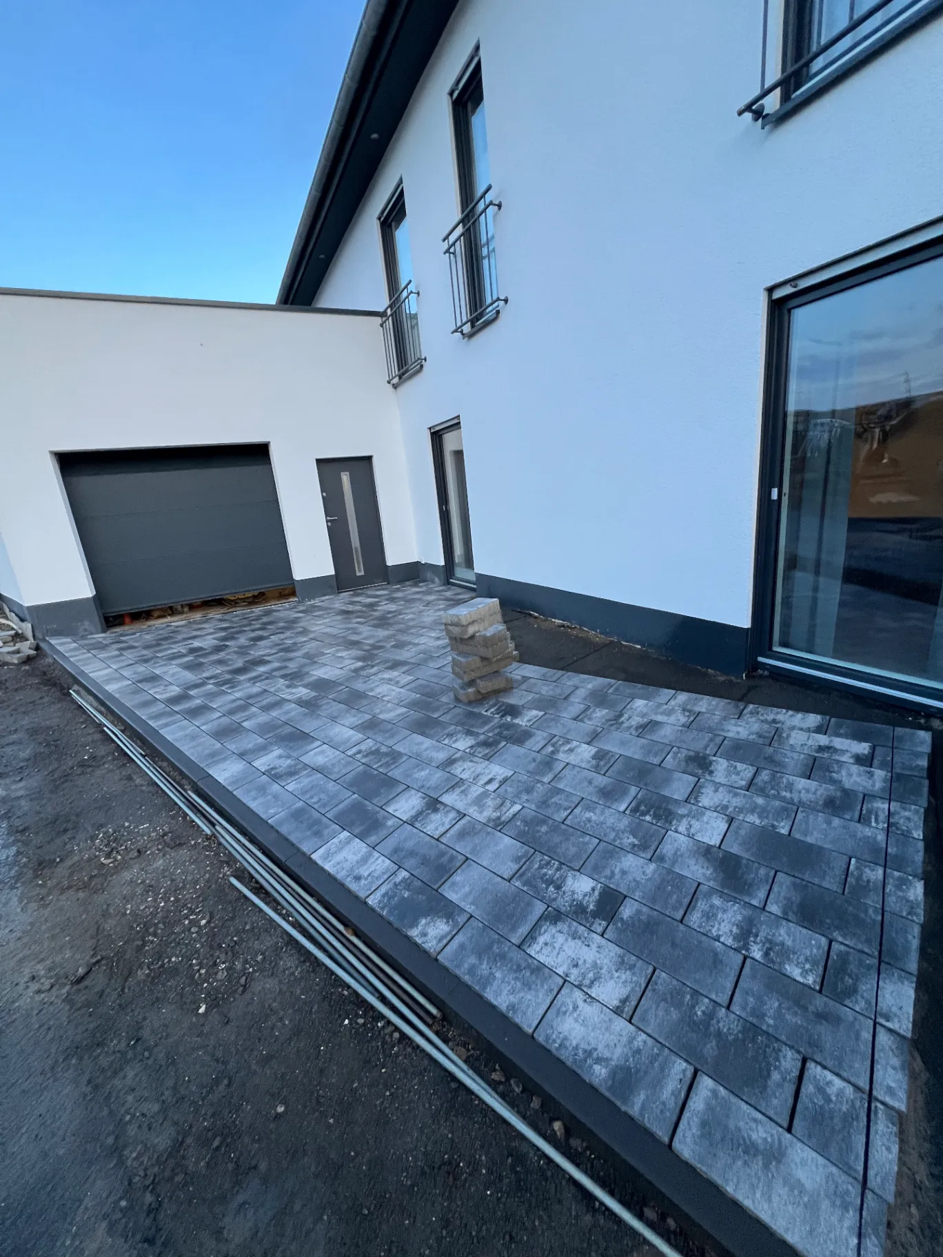Pflasterarbeiten mit Naturstein für Einfahrt, Weg und Terrasse