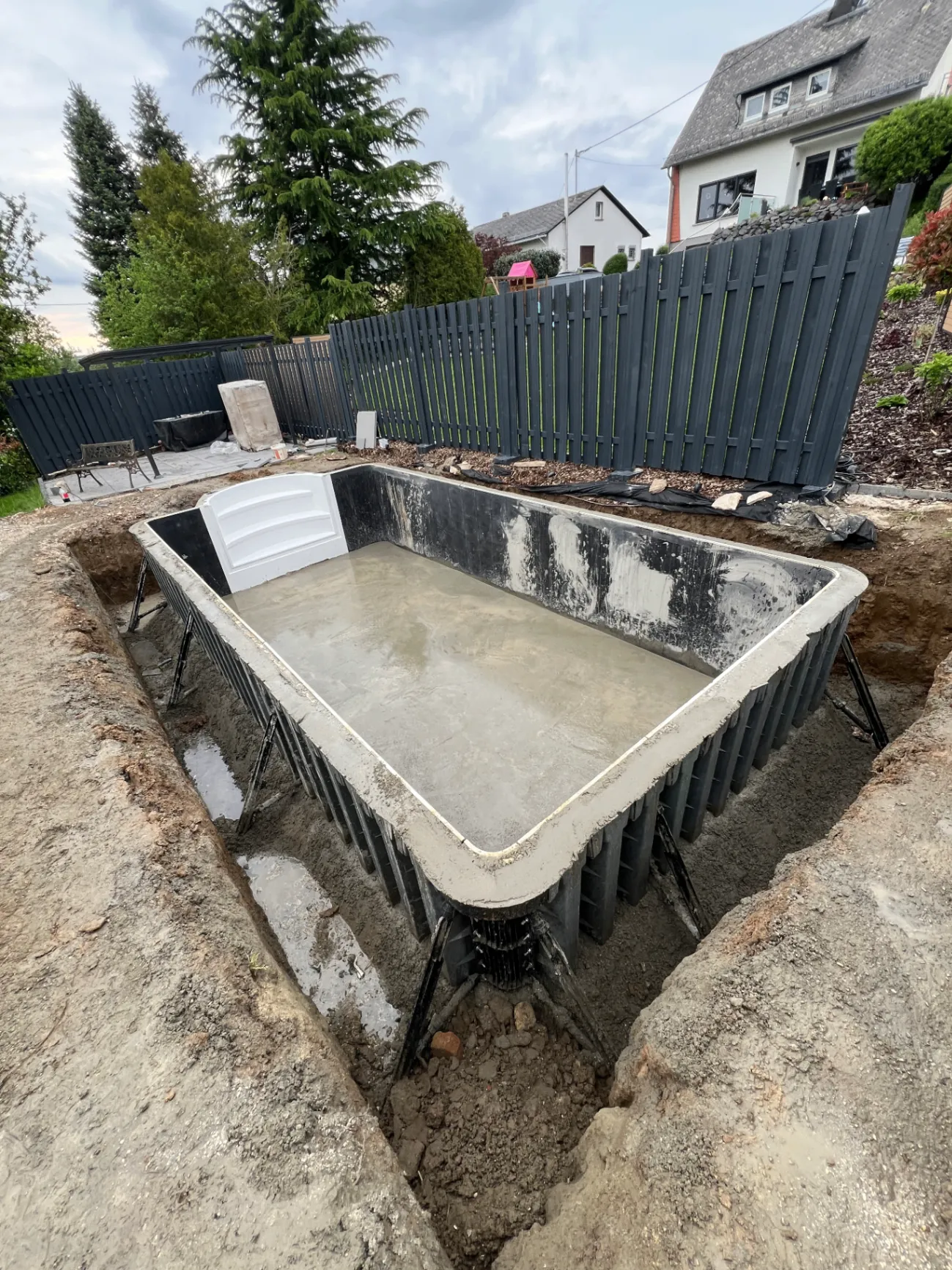 Individuell gebauter Pool mit hochwertiger Pooltechnik im Garten